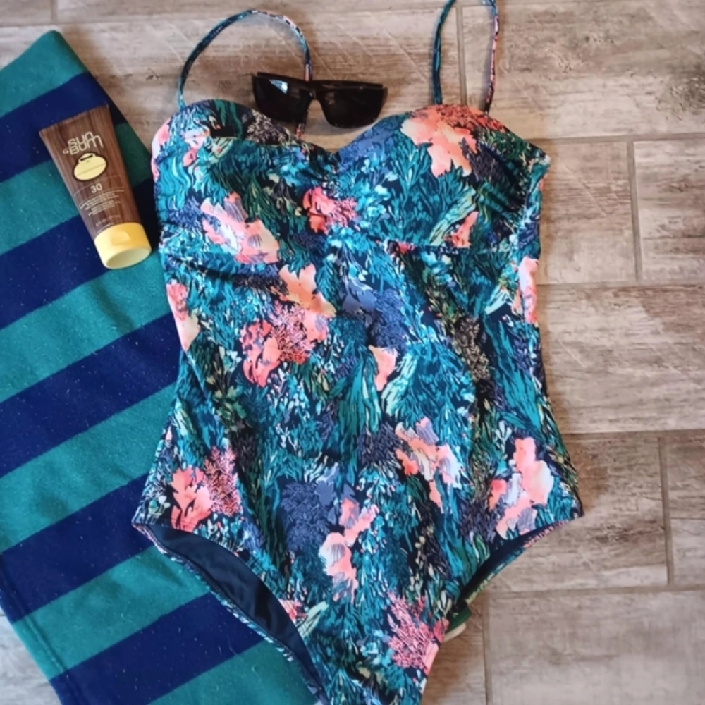 Old Navy Women’s Floral One Piece Swimsuit - Picture 2 of 14